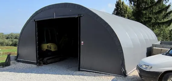 Grå tälthall med rollup-port och maskin inne