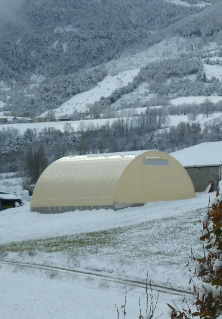 Beige tälthall med tät gavel i snö