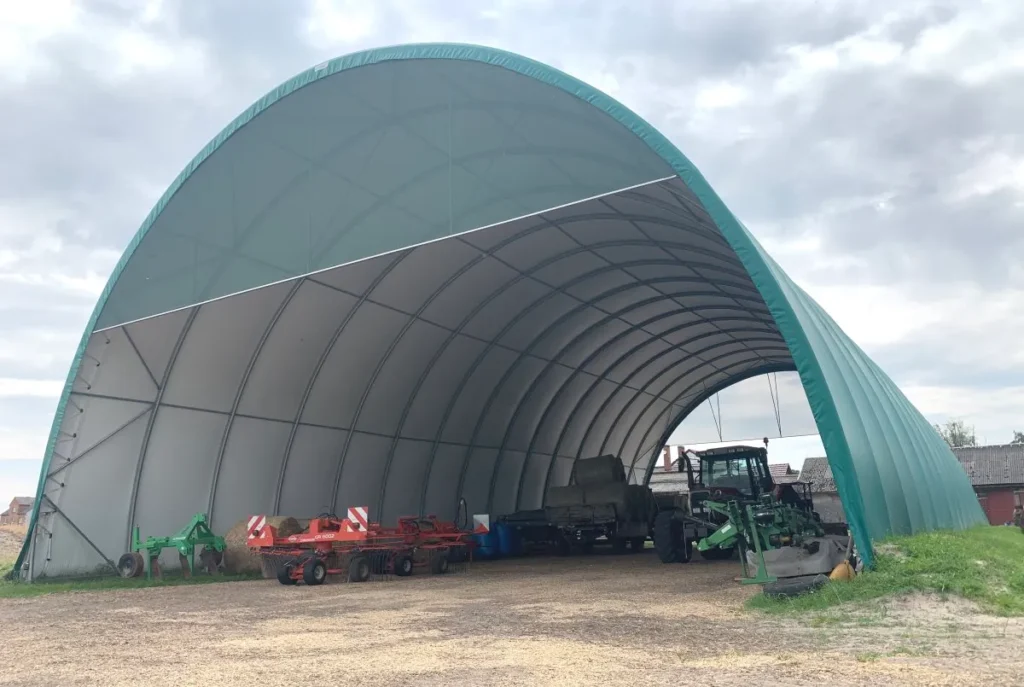 Tälthall 15 m med öppen gavel och vindnät upptill