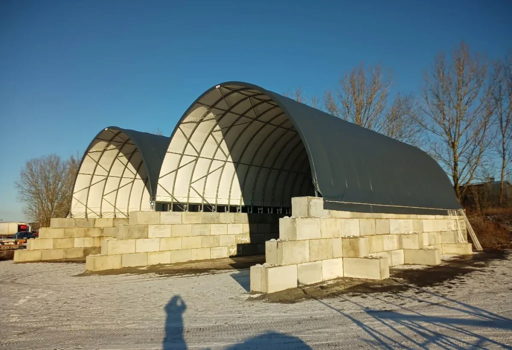 Två tälthallar 12 x 20 m på betongblock hos Sortera i Eslöv
