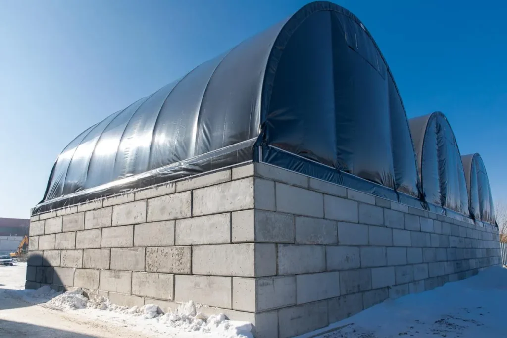Tälthall på betongblock med flera hallar i rad