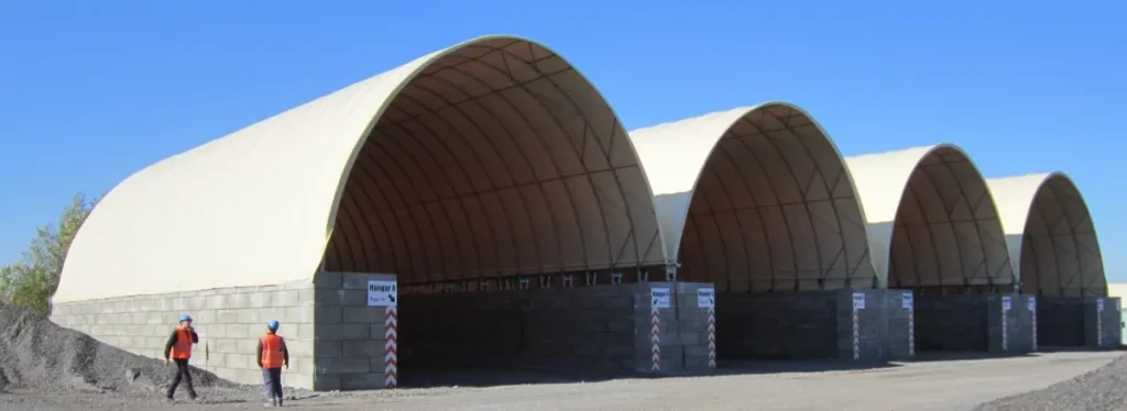 Tälthall på betongblock med hög vägg